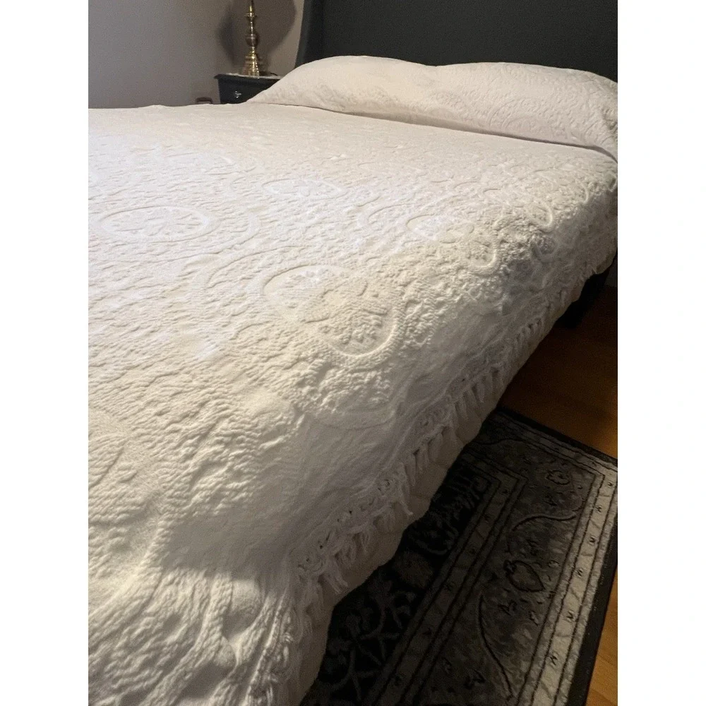 Vintage Cannon Matelasse Bedspread White Medallions Floral Fringe Twin